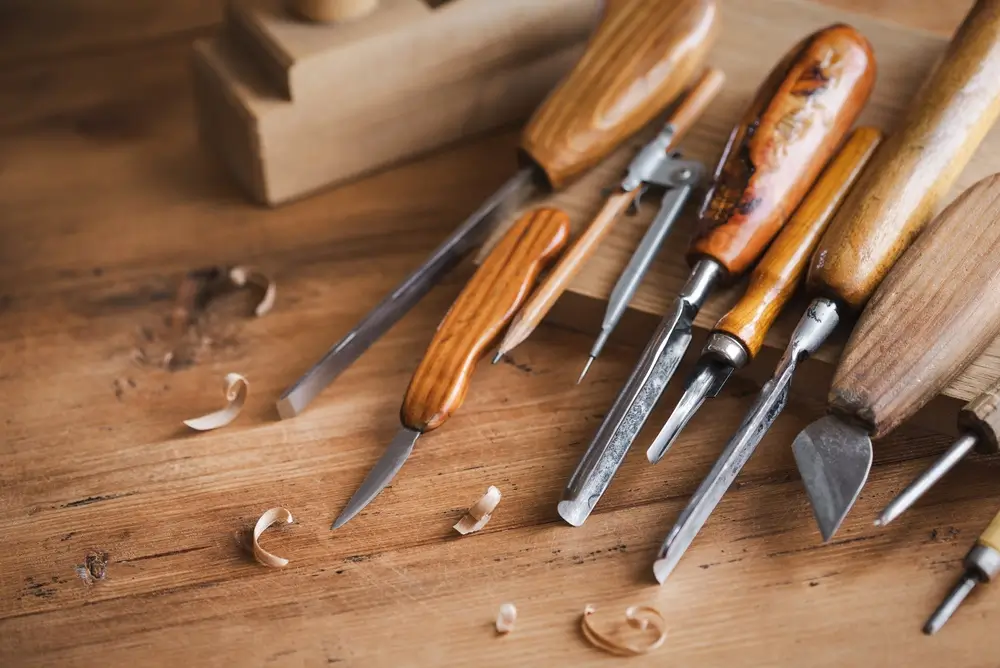 Outils de menuiserie et d'atelier sur un établi, illustrant le test d'habileté manuelle opérationnelle du CAF.