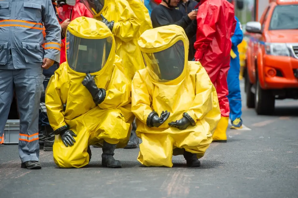 Agents de la Protection civile en tenue de protection chimique jaune lors d'une intervention spécialisée NRBC.