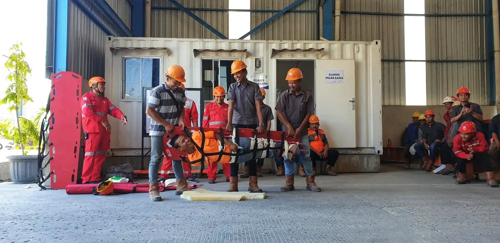 Candidats effectuant un test d'aptitude physique lors d'un entraînement au transport de blessé sur civière.
