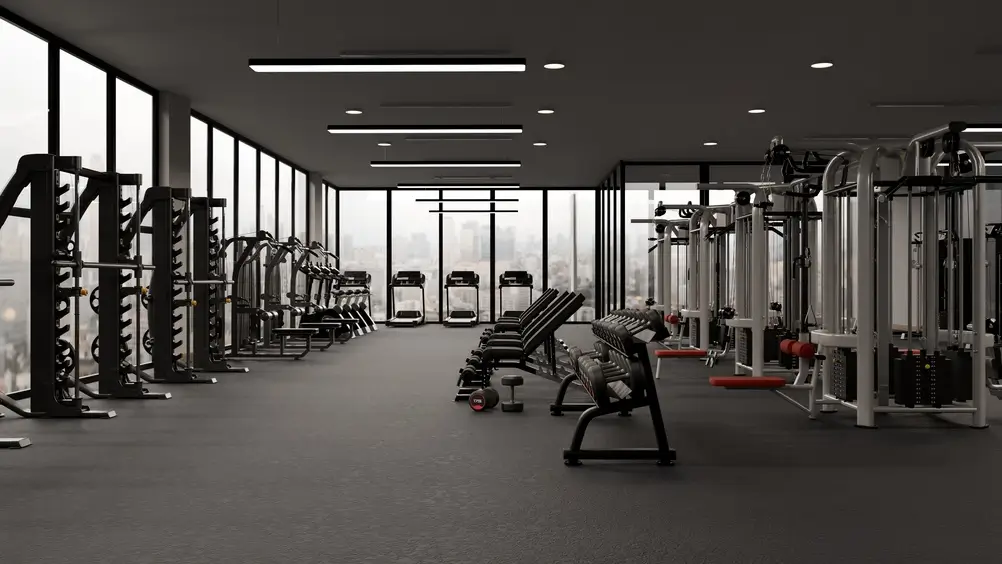 Salle de sport fitness moderne équipée de tapis de course et de musculation pour une préparation physique structurée.