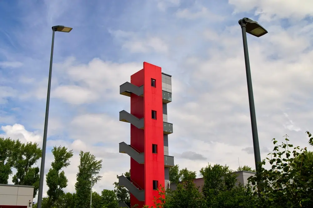 Tour de manœuvre rouge avec escaliers extérieurs au centre de formation secours pour les exercices pratiques des recrues.