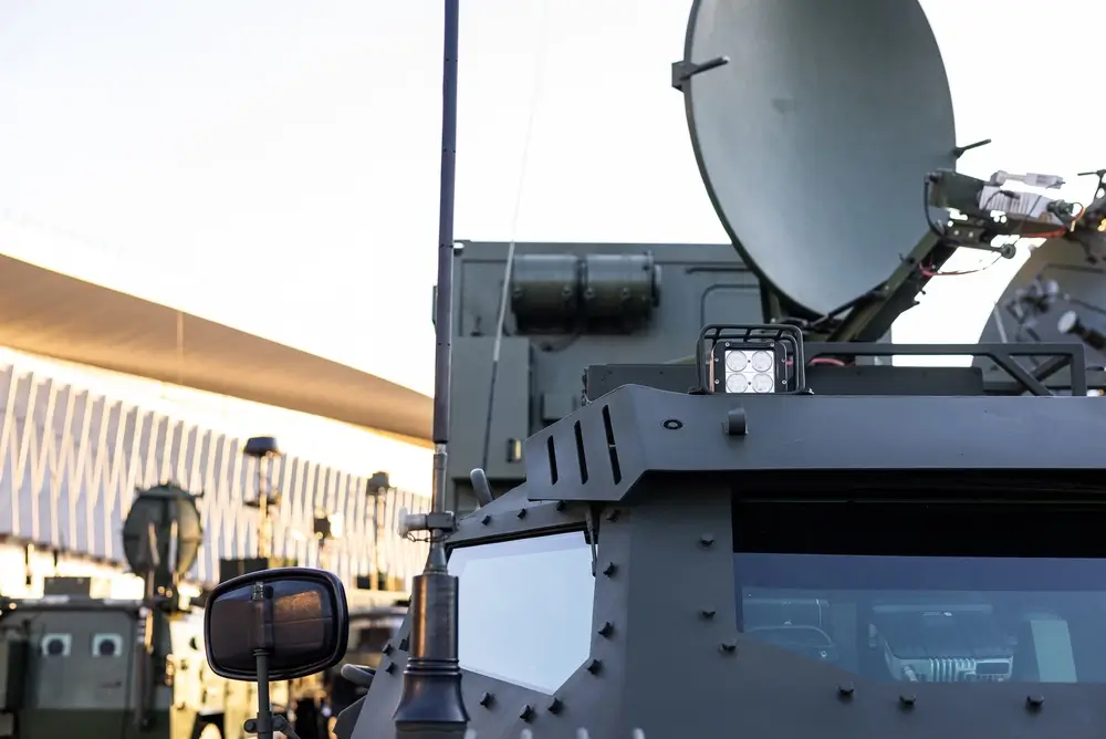 Poste de commandement mobile avec antennes et parabole satellite pour coordonner les opérations d'urgence.