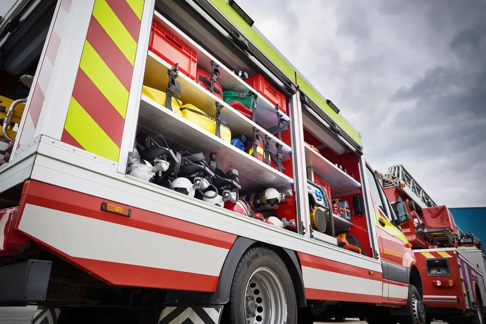 Véhicule de secours ouvert exposant du matériel d'urgence et des bouteilles d'oxygène de la Protection civile.