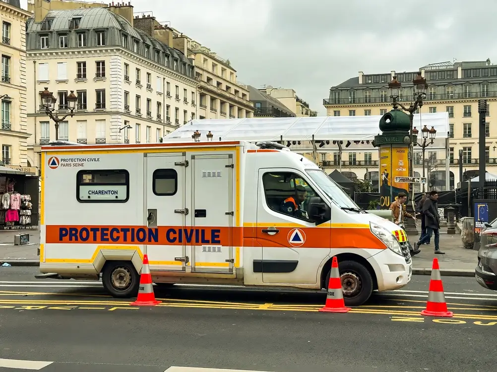 Véhicule de secours de la Protection Civile stationné en ville pour une mission d'intervention d'urgence.