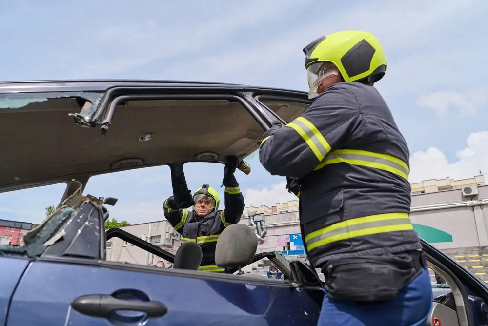 Spécialistes de secours en plein exercice de désincarcération d'un véhicule lors d'une opération d'intervention.